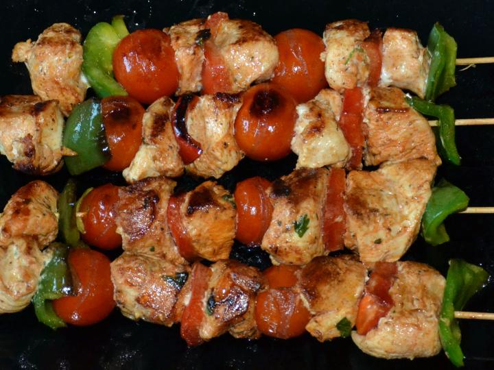 Brochetas de pollo y hortalizas
