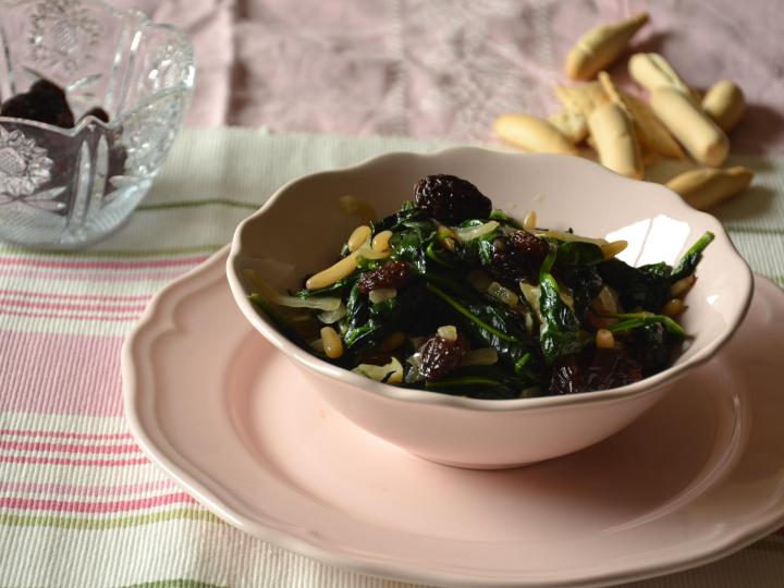 Espinacas con pasas y piñones