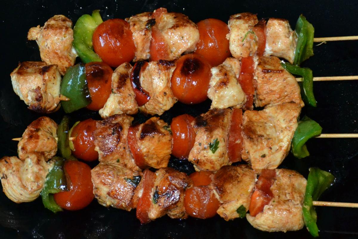 Brochetas de pollo y hortalizas